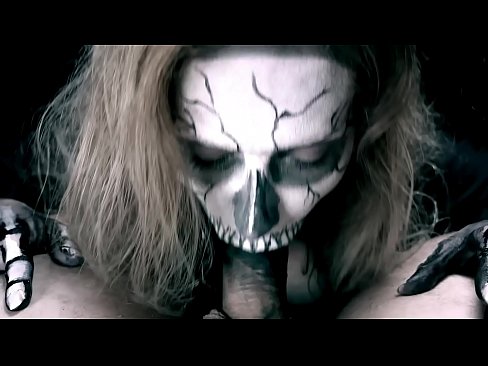 ❤️ Demon famke sûgje hoanne mei har swarte mûle en slikken cum. Just porno op fy.sex78.ru
