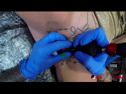 ❤️ Ekstreem tattooed hottie Sully Savage krige in tattoo op har klitoris Just porno op fy.sex78.ru
